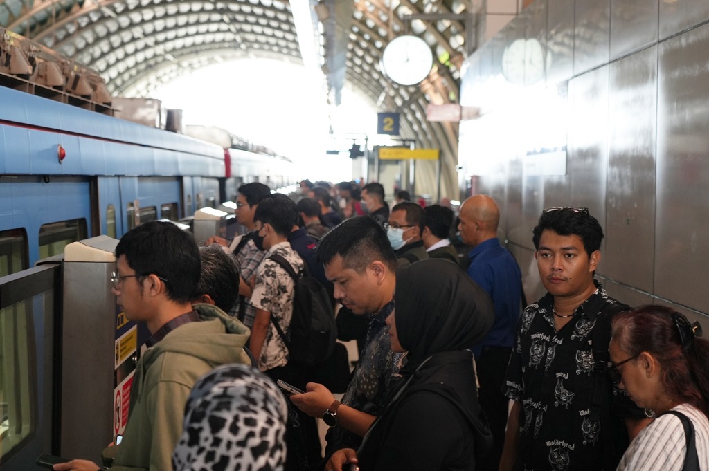 Libur Kenaikan Yesus Kristus, Sejumlah Stasiun LRT Jabodebek Dipadati Penumpang