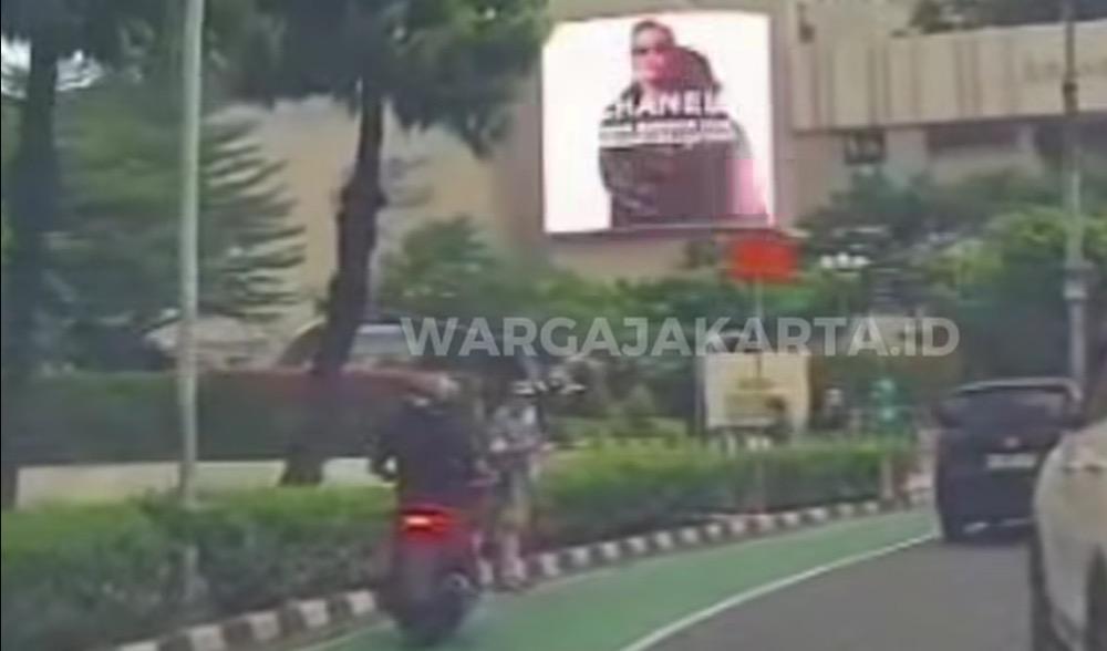 Detik-Detik WNA Dijambret di Bundaran HI, Pelaku Gasak Ponsel lalu Kabur