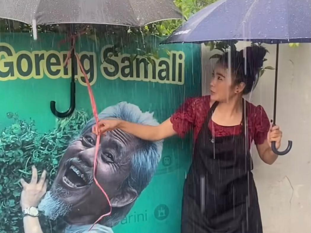 Viral Karina Ranau Payungi Poster Epy Kusnandar: Biar Gak Kehujanan