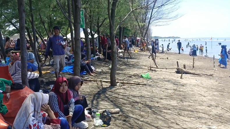 Libur Panjang, Pantai Wonokerto Pekalongan Dipadati Ribuan Wisatawan