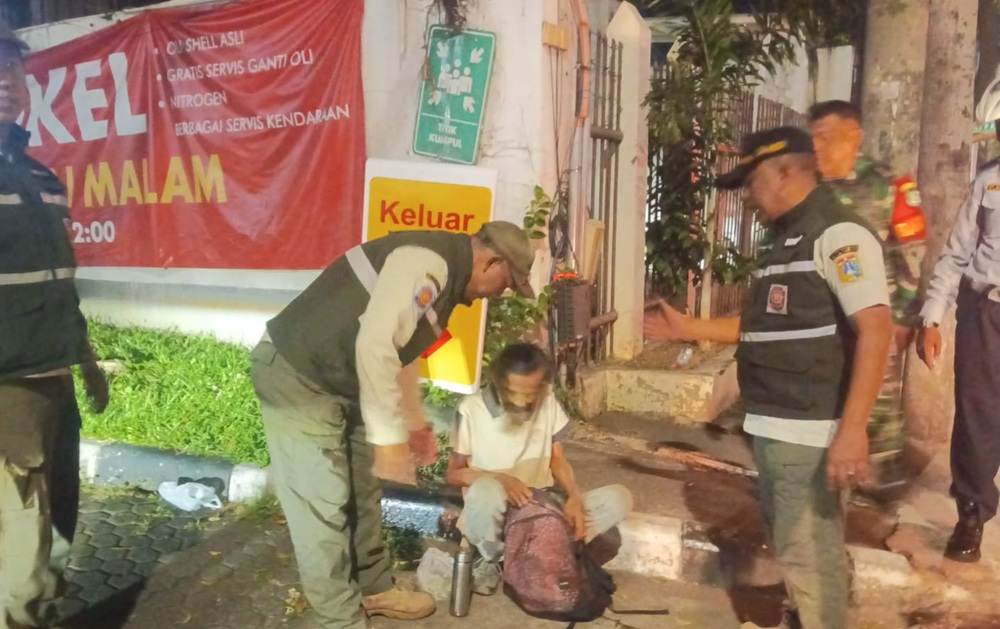 Viral Pengemis dan Manusia Gerobak Penuhi Trotoar Mampang, Satpol PP Amankan 8 Orang