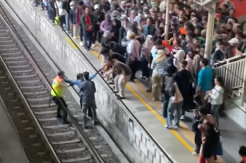 Viral Perempuan Jatuh ke Rel dari Peron Stasiun Manggarai, Begini Kondisinya