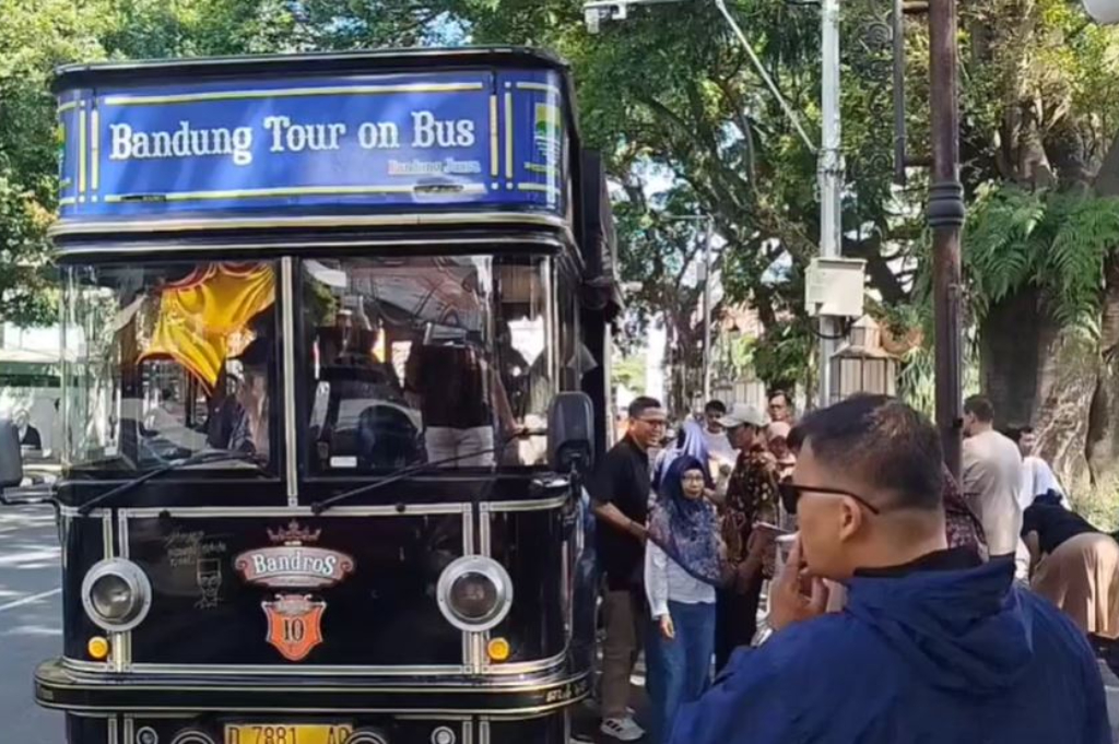 Momen Libur Panjang, Ratusan Wisatawan Rela Antre Demi Naik Bandros di Bandung
