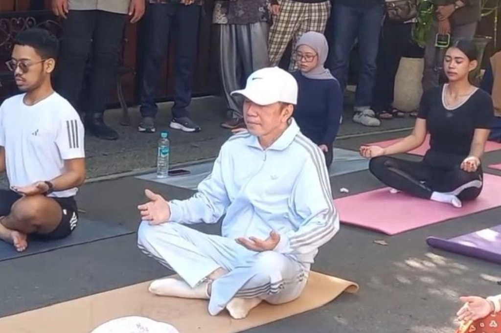Viral! Momen Jokowi Ikut Yoga di Depan Rumah Solo