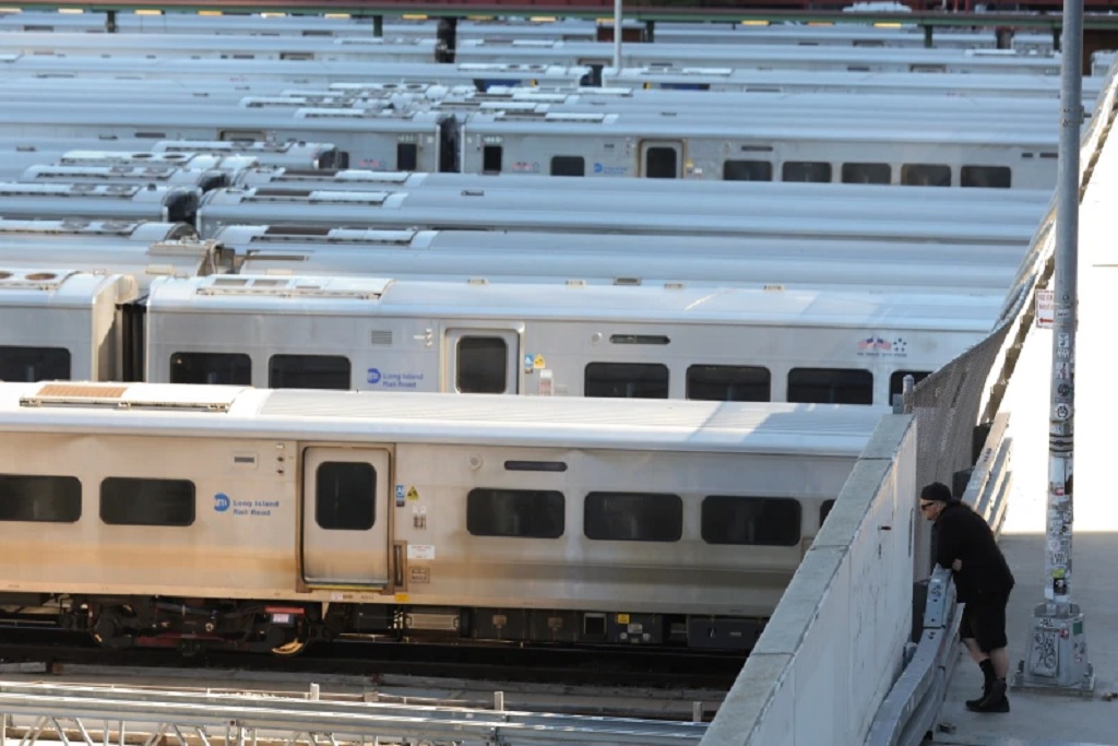 Pekerja Commuter Line Mogok Minta Upah Layak, Layanan Kereta di New York Lumpuh
