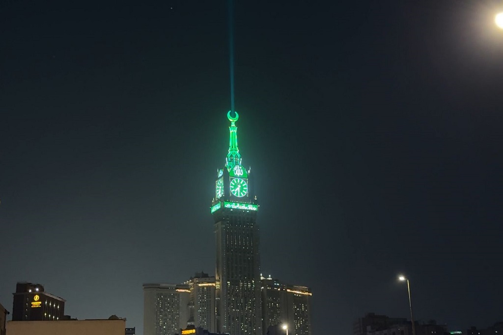 Cahaya Hijau Menara Makkah Menyala, Tanda Puncak Haji di Depan Mata
