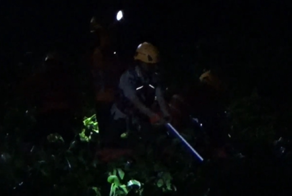 Terekam CCTV! 2 Pemuda Mabuk di Makassar Terjun ke Kanal, 1 Hilang Terseret Arus
