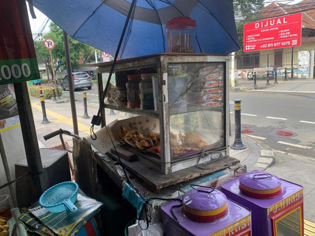 BRI Ubah Wajah Warung Kelontong, Beli Gorengan Rp2.000 Tinggal Tap
