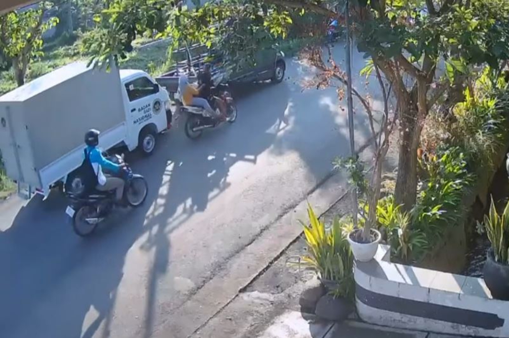 Terekam CCTV! Mobil Operasional MBG di Bondowoso Tabrak Pemotor hingga Terpental