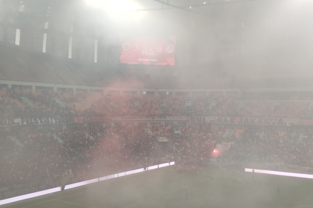 Laga Persija vs Semen Padang Dihentikan akibat Flare dan Petasan, Spanduk The Jakmania Jadi Sorotan