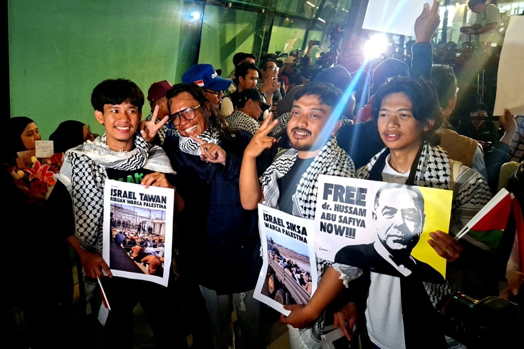 Momen 9 WNI yang Sempat Diculik Israel Tiba di Soetta, Disambut Gema Free Palestine