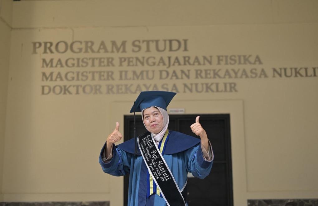 Inspiratif! Peneliti Ini Raih Gelar Doktor ITB di Usia 62 Tahun