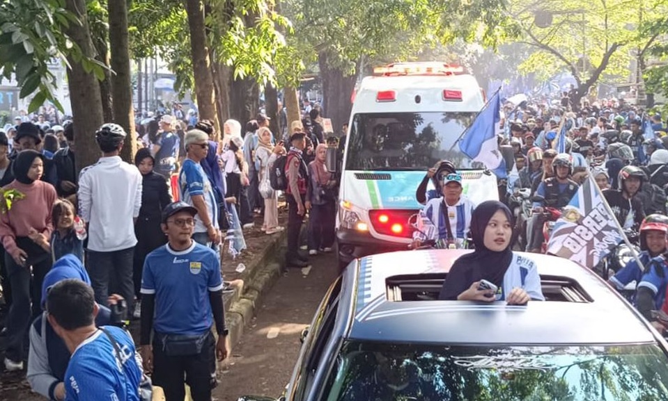 Pawai Juara Persib Gegerkan Kota, Lautan Bobotoh Padati Bandung