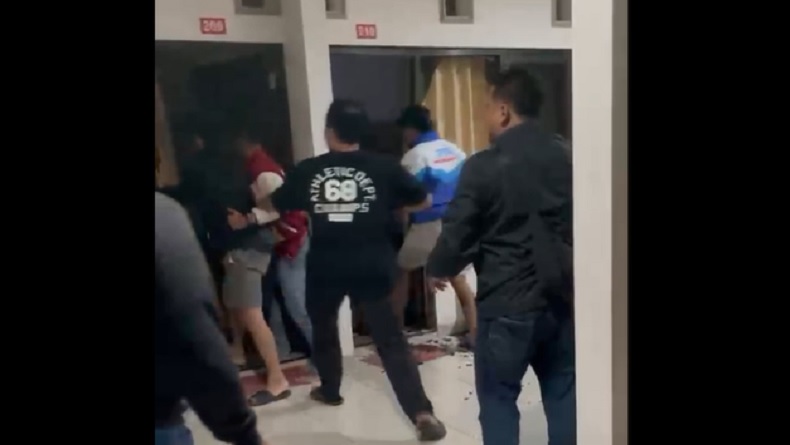 Tangkap Komplotan Curanmor, Polisi Dobrak Pintu dan Pecahkan Kaca Jendela Hotel di Cilacap