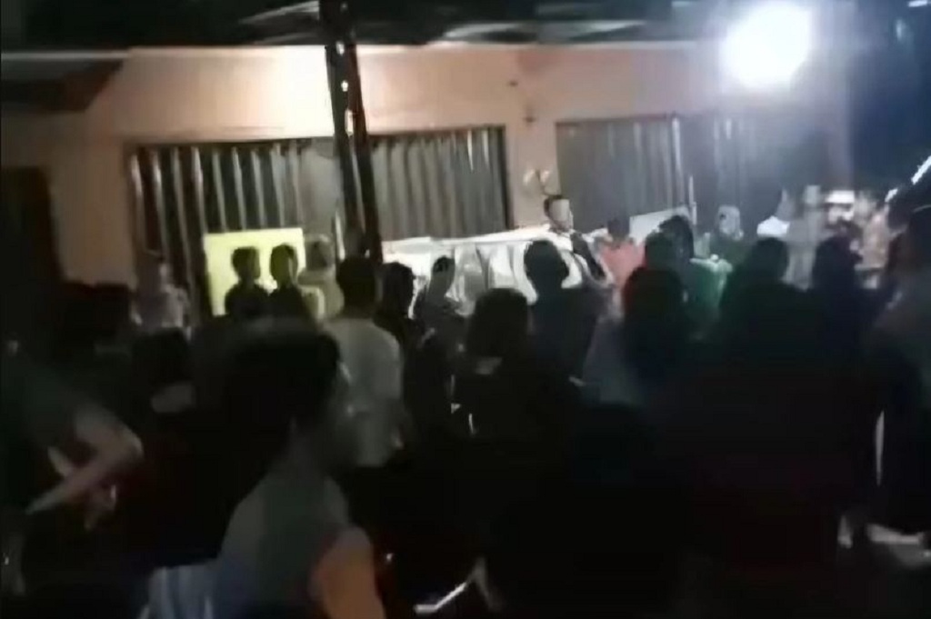 Kesal Banjir Terus Berulang, Warga Perumahan di Karawang Segel Kantor Developer
