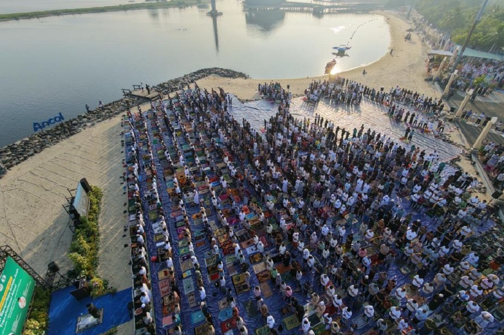 Momen Salat Iduladha di Pantai Lagoon Ancol, Suasana Khusyuk di Tepi Laut
