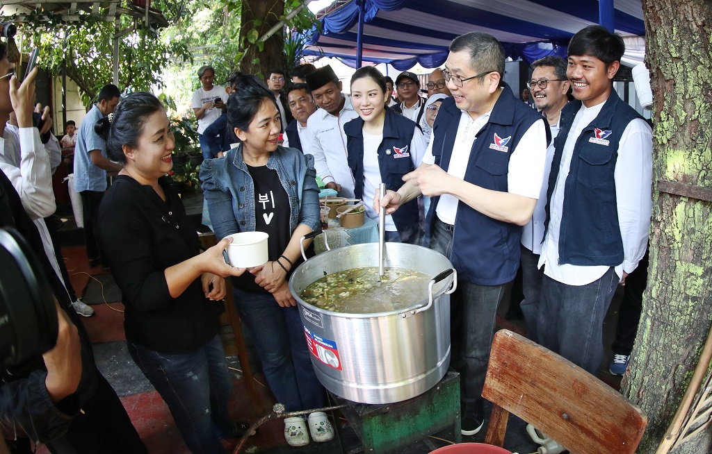 Penuh Keakraban, Hary Tanoesoedibjo dan Angela Tanoesoedibjo Bagikan Kurban hingga Makan Bersama Warga Senen
