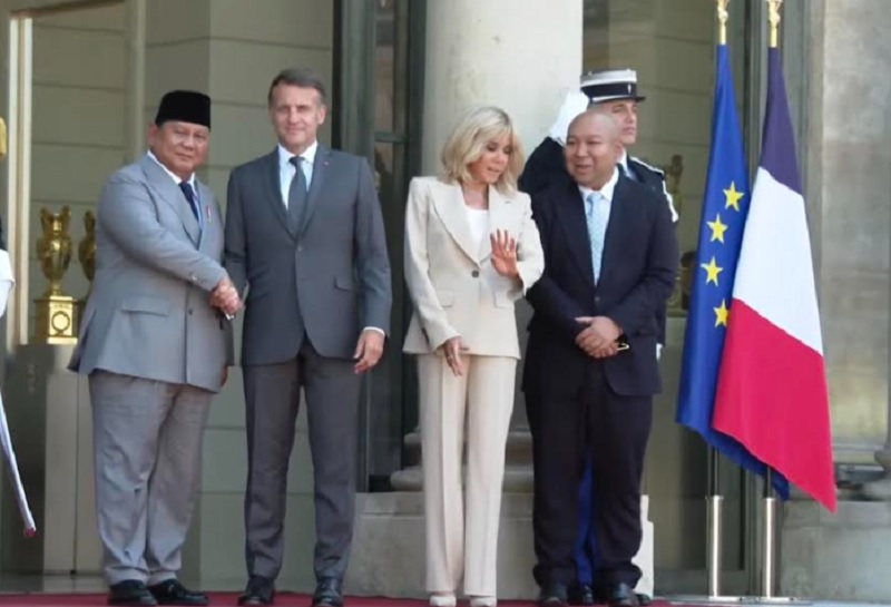 Momen Prabowo Disambut Hangat Macron dan Istri di Istana Elysee