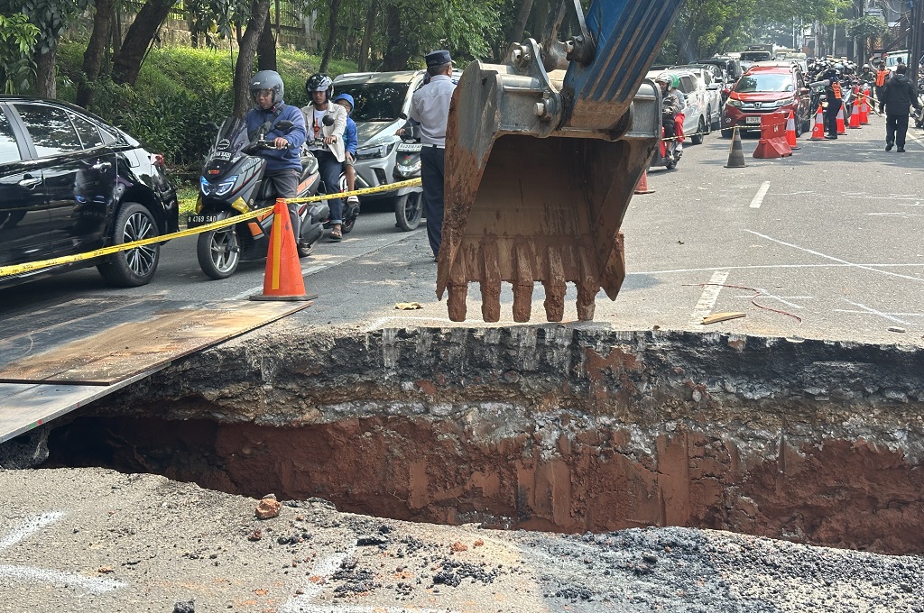 Jalan Raya Lenteng Agung Jaksel Ambles, Cek Jalur Alternatif Hindari Macet