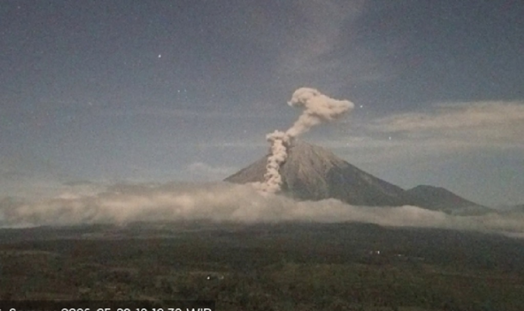 Gunung Semeru Meletus 4 Kali Malam Ini, Muntahkan Abu Vulkanik 1.000 Meter