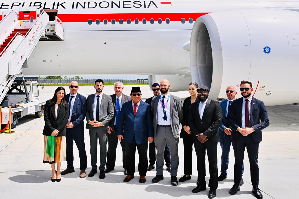 Momen Prabowo Foto Bareng Pengawal Prancis Sebelum Pulang ke Tanah Air