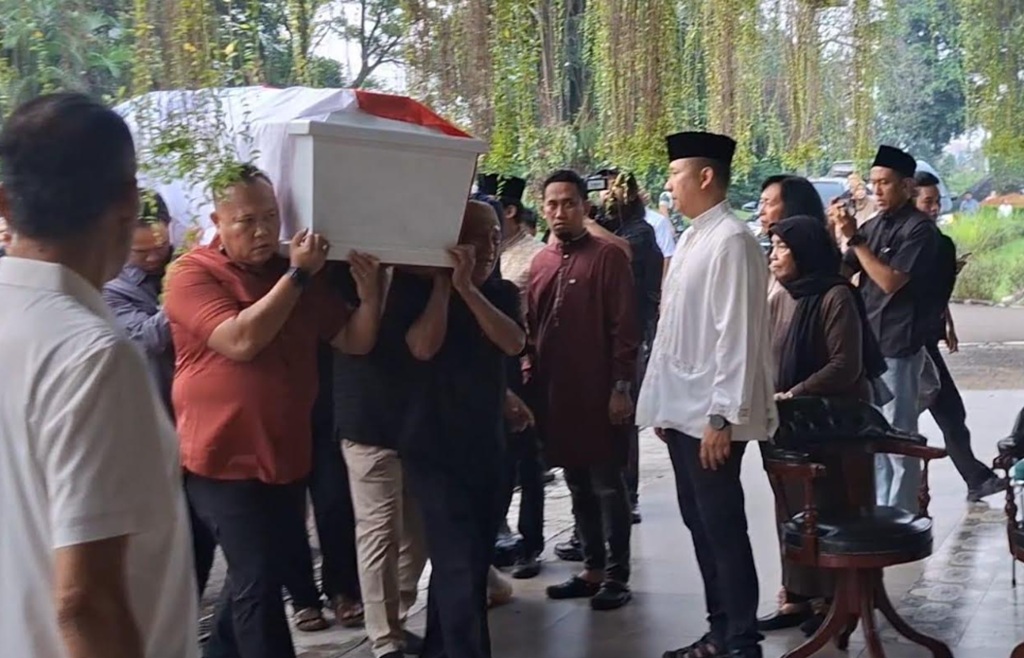 Jenazah Eks Menhan Ryamizard Ryacudu Tiba di Rumah Duka, Diiringi Isak Tangis