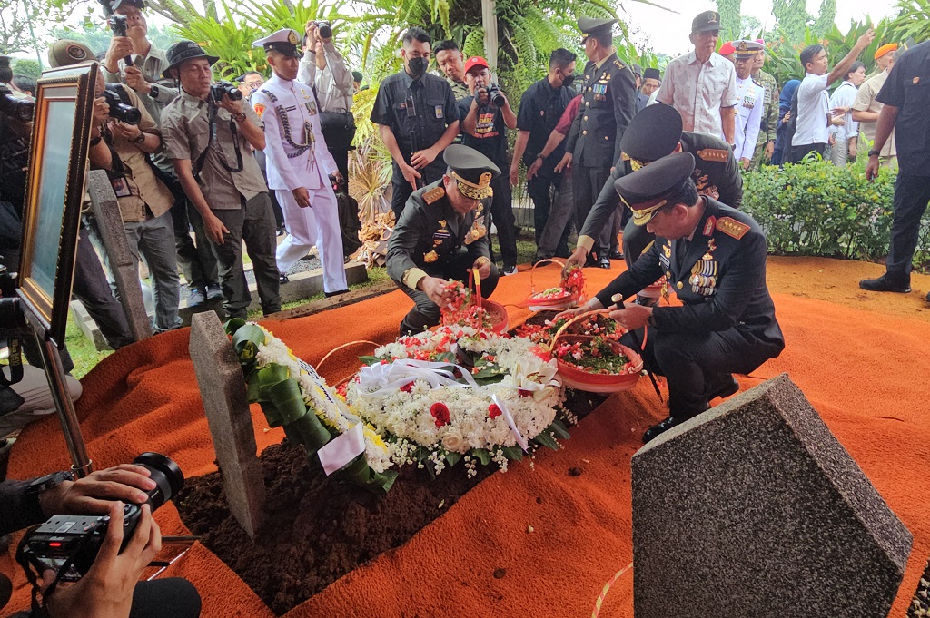 Ryamizard Ryacudu Dimakamkan di TMP Kalibata, Menhan Sjafrie Pimpin Upacara Pemakaman Militer