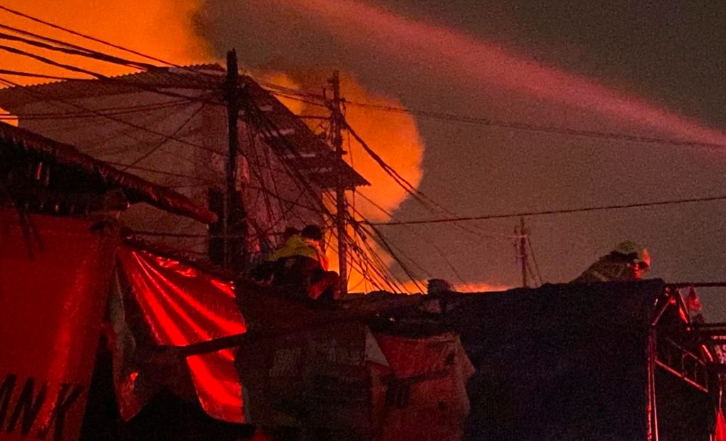 Kebakaran Pasar Jiung Kemayoran, Damkar Berjibaku Padamkan Api