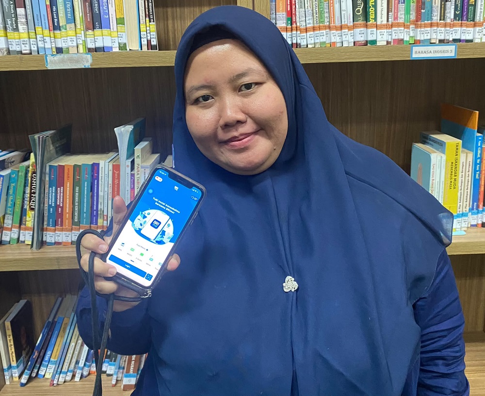Cerita Guru Bekasi Andalkan BRImo, dari Bayar Pajak hingga Pesan Obat
