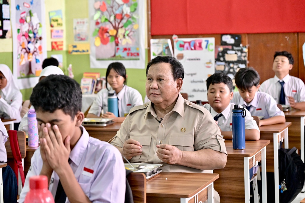 Momen Prabowo Makan MBG di Kelas Bareng Siswa SMPN 111 Jakarta 