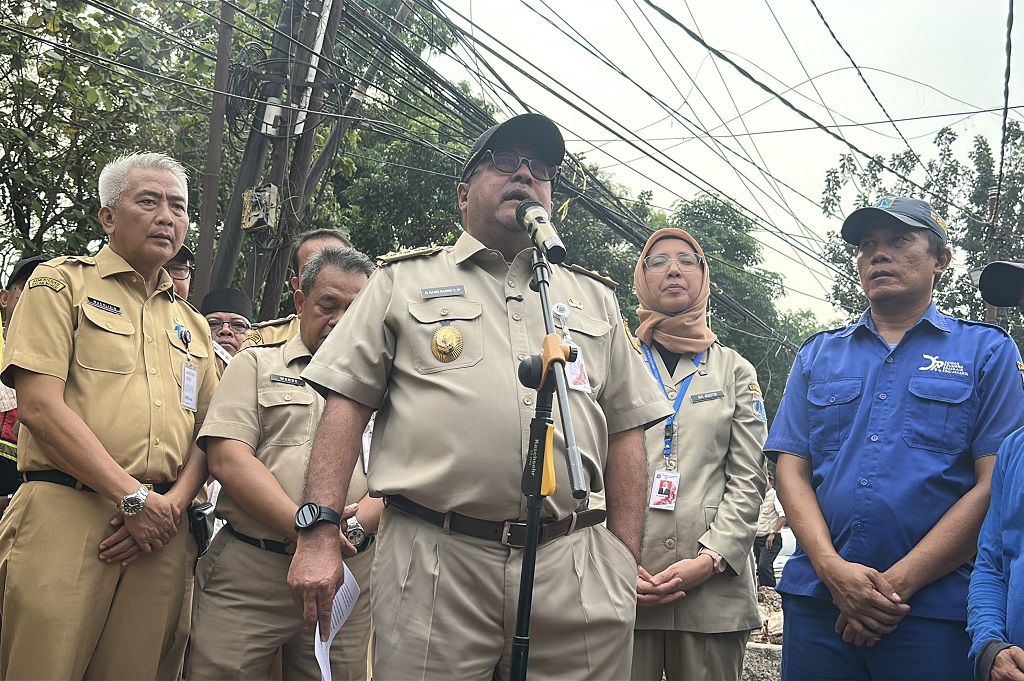 Jalan Lenteng Agung Ambles, Rano Karno Khawatirkan Kondisi Saluran Air di Bawah Rel KRL
