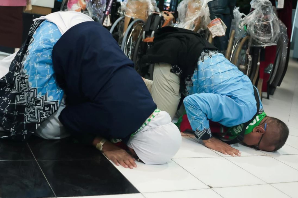 Momen Haru Kedatangan Jemaah Haji Kloter 1 Solo, Sujud Syukur Pulang dari Tanah Suci