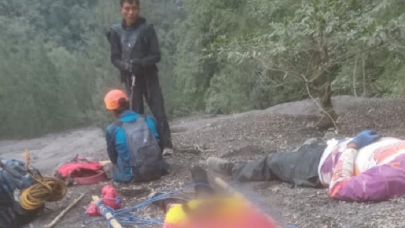 Evakuasi Pendaki Ilegal Jatuh ke Jurang Gunung Semeru Terkendala Peralatan