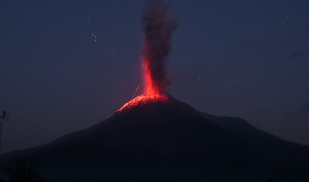 Gunung Lewotobi Laki-Laki Erupsi Malam Ini, Muntahkan Abu Vulkanik 1.500 Meter