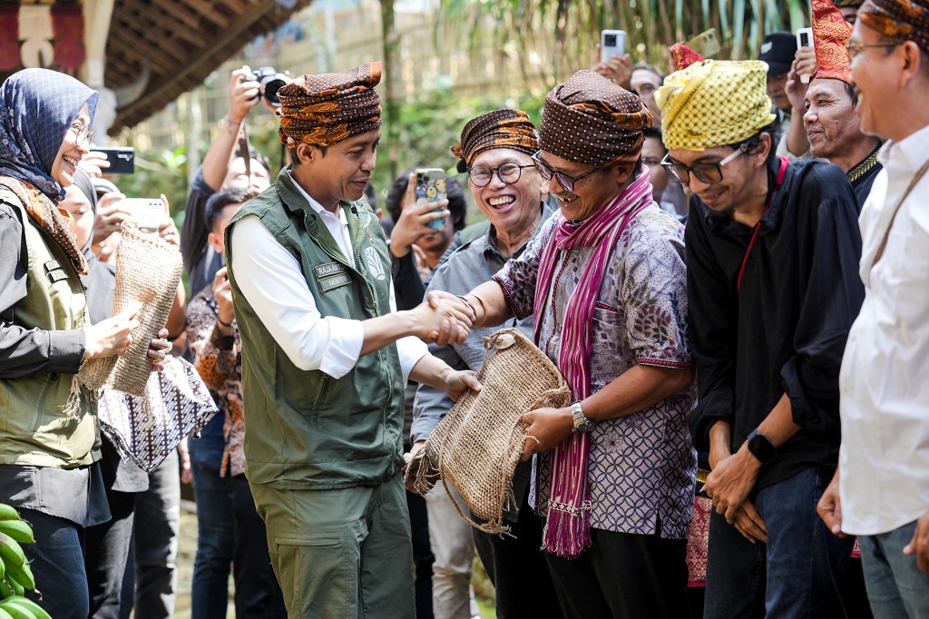 Menhut Serahkan SK Hutan Adat ke Masyarakat: Putus Mata Rantai Konflik Puluhan Tahun
