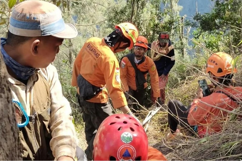 Dramatis! Pendaki Jatuh ke Jurang di Gunung Semeru Dievakuasi dari Kedalaman 375 Meter