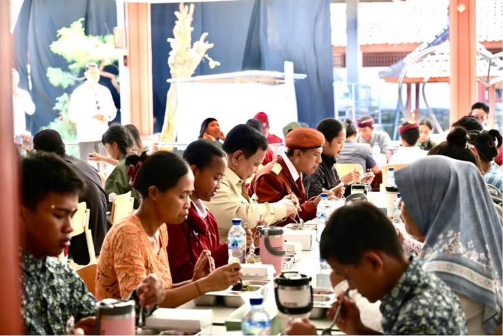 Momen Prabowo Makan Siang Bareng Siswa Sekolah Rakyat, Menunya Nasi Pakai Ayam dan Telur
