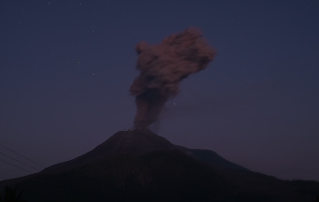 Gunung Lewotobi Laki-Laki Meletus Dahsyat Malam Ini, Semburkan Abu Vulkanik 1.500 Meter