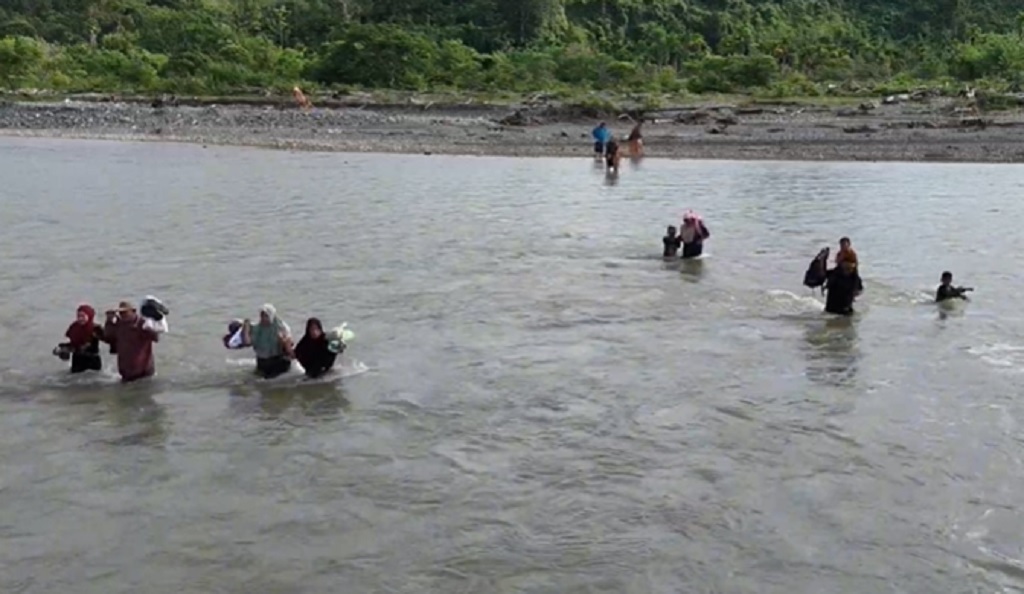 Jembatan Putus, Puluhan Siswa SD di Aceh Barat Nekat Seberangi Sungai