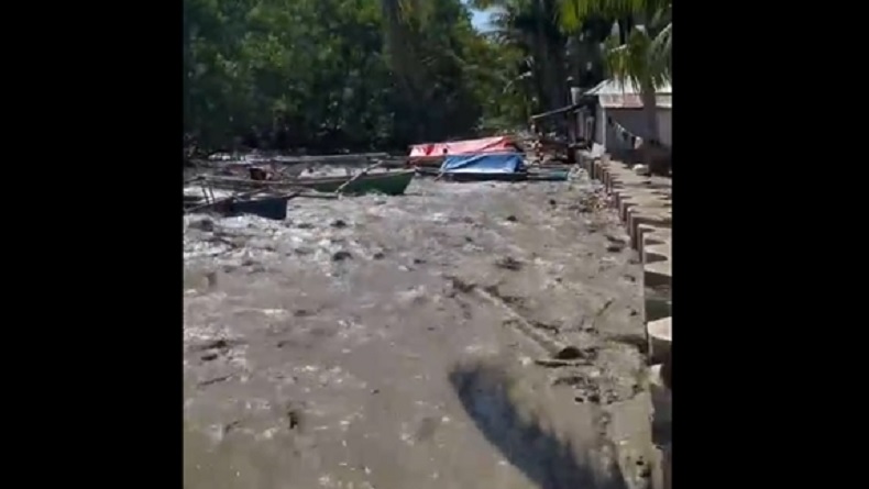 Gelombang Tsunami Terjang Pesisir Gorontalo Utara, Sejumlah Perahu Terseret Ombak