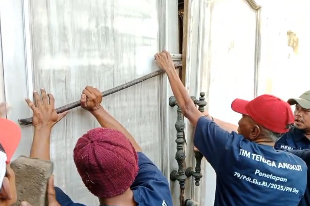 Eksekusi Rumah Mewah Rp5 Miliar di Surabaya Ricuh, Juru Sita Jebol Paksa Pintu