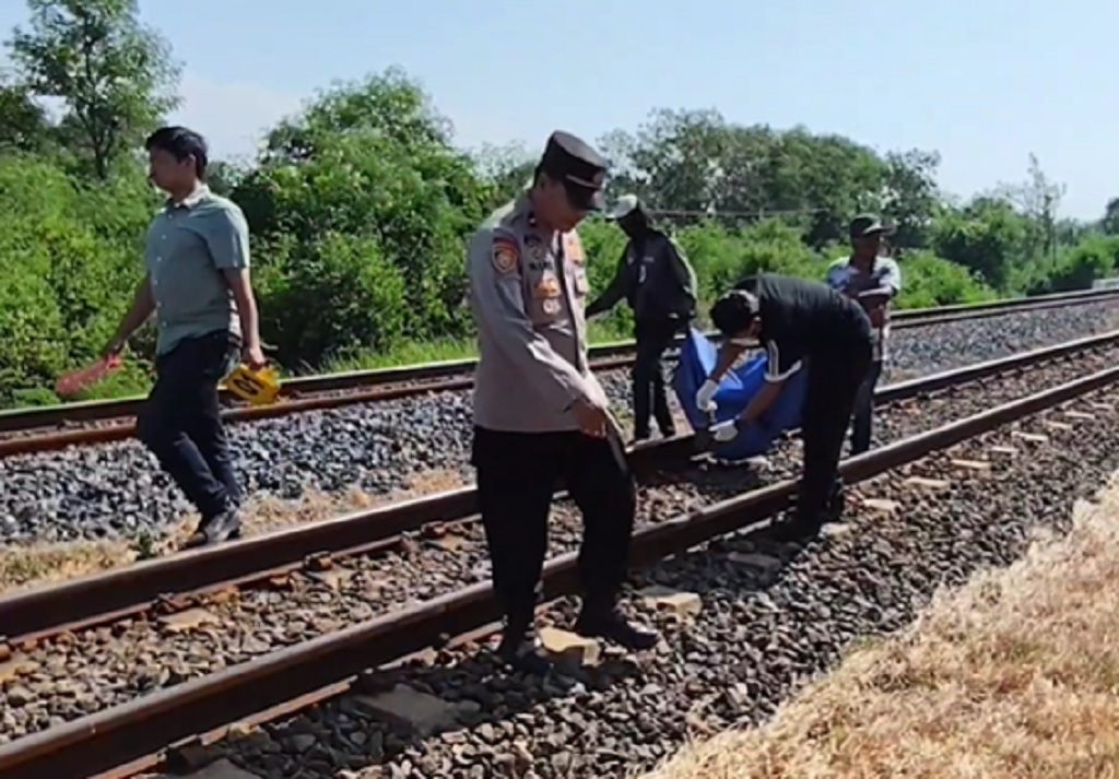 Ngeri! Pria di Cirebon Tewas Tertabrak KA Harina, Tubuh Hancur