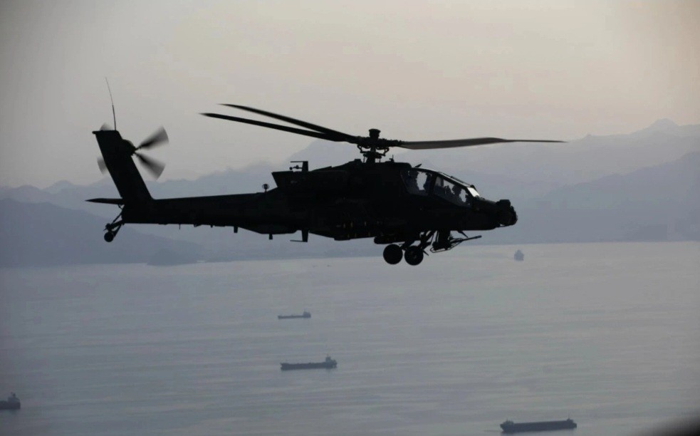Trump: Helikopter Tempur Apache AS Ditembak Jatuh Iran di Selat Hormuz