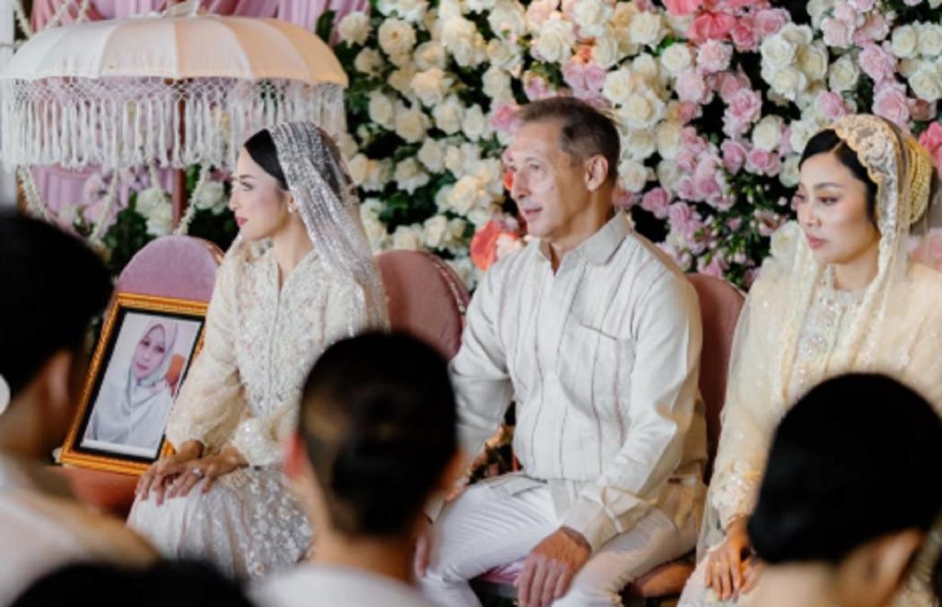 Mengharukan, Jennifer Coppen Hadirkan Foto Almarhum sang Ibu saat Prosesi Pengajian dan Siraman