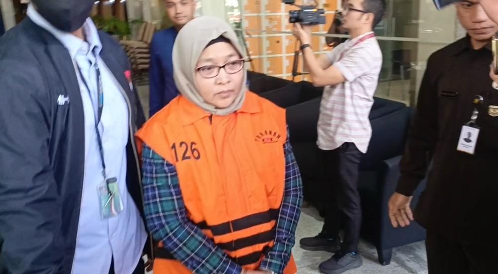Pakai Rompi Oranye, ASN BPK Digiring ke Mobil Tahanan usai Terjaring OTT KPK