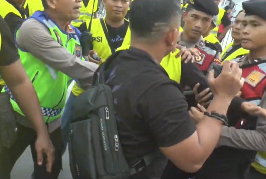 Gara-Gara Tiket, Oknum Polisi Nyaris Adu Jotos dengan TNI di Stadion Utama Sumut