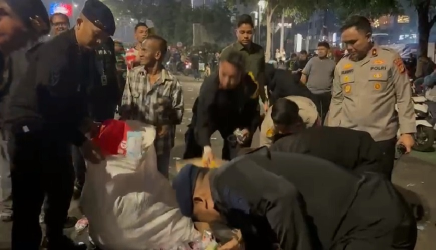 Penampakan Personel Polda Metro Bersihkan Sampah di Kawasan Thamrin usai Demo Mahasiswa