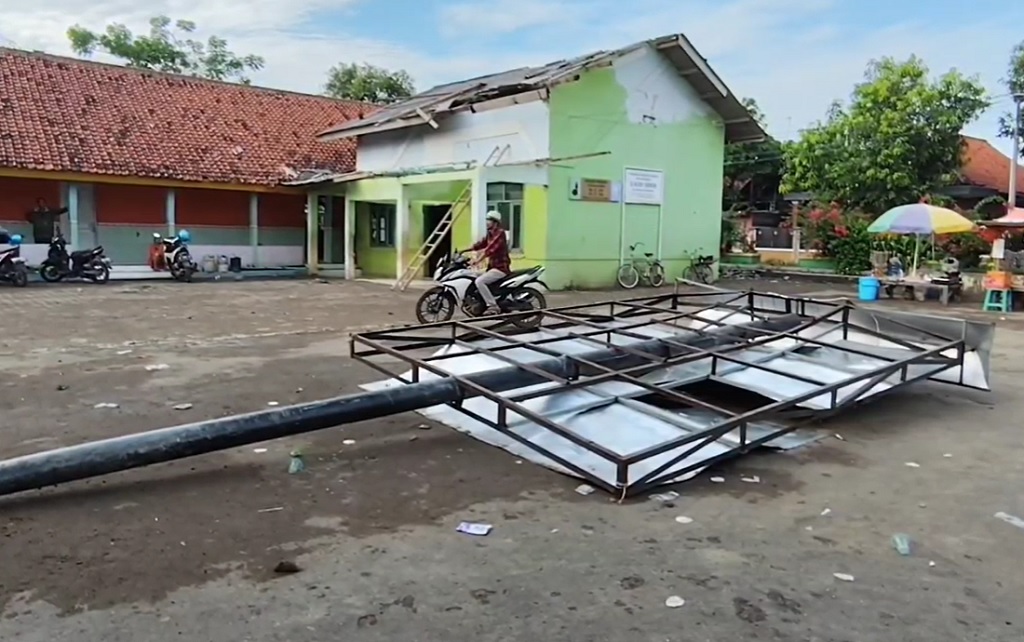 Angin Puting Beliung Terjang Cirebon, 24  Rumah dan Kantor Sekolah Rusak
