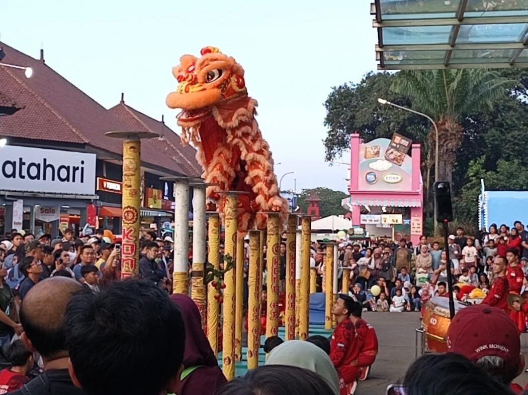 Atraksi Barongsai Gratis Jadi Hiburan di PRJ 2026, Anak-anak Berebut Beri Angpao