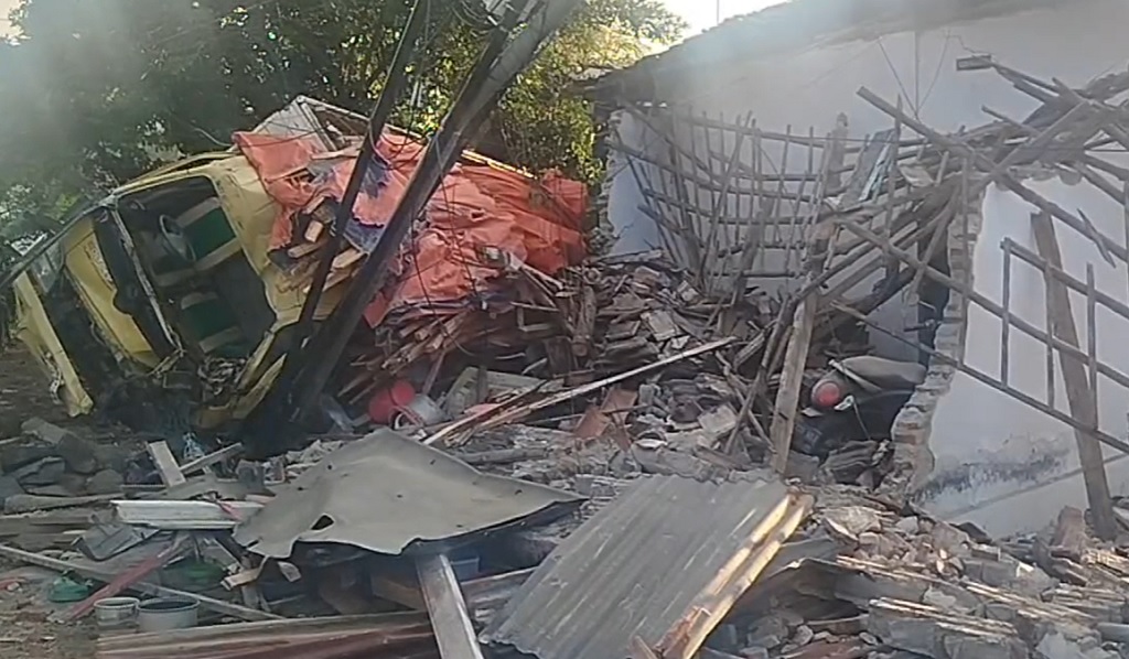 Braak! Truk Angkut 6 Ton Kayu Tabrak Rumah dan Warung di Mojokerto, 3 Luka-Luka